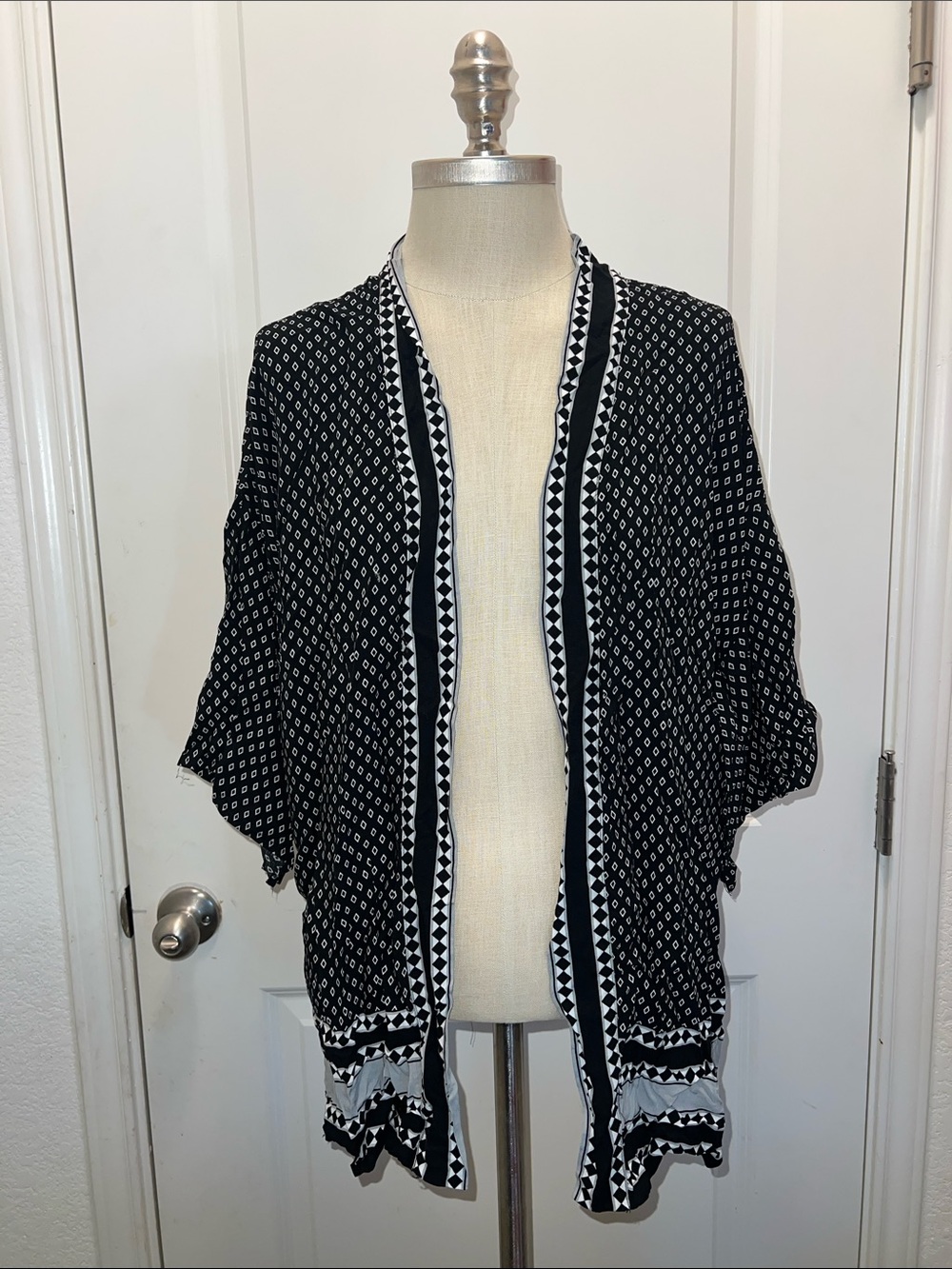 Christopher & Banks Black and White Geometric Open Front Kimono L